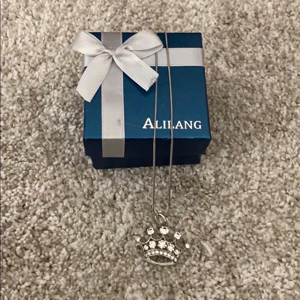Crown necklace with box